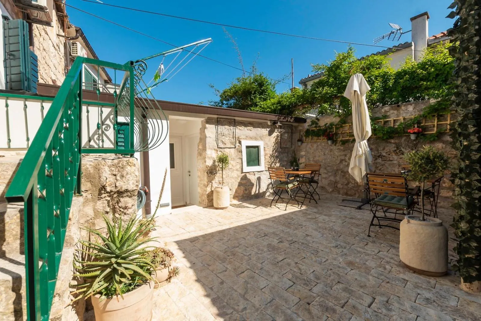 Old Town & Ela Place Split Guest house
