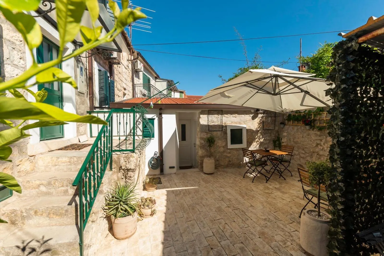 Old Town & Ela Place Split Guest house
