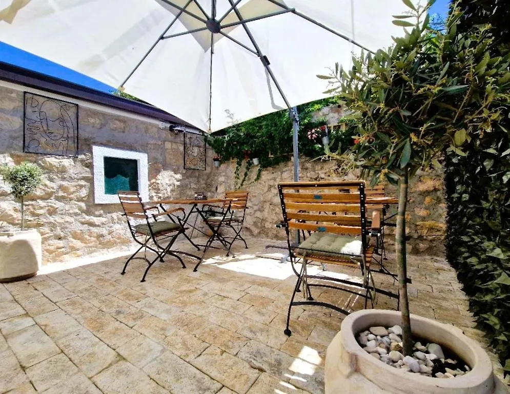 Old Town & Ela Place Split Guest house